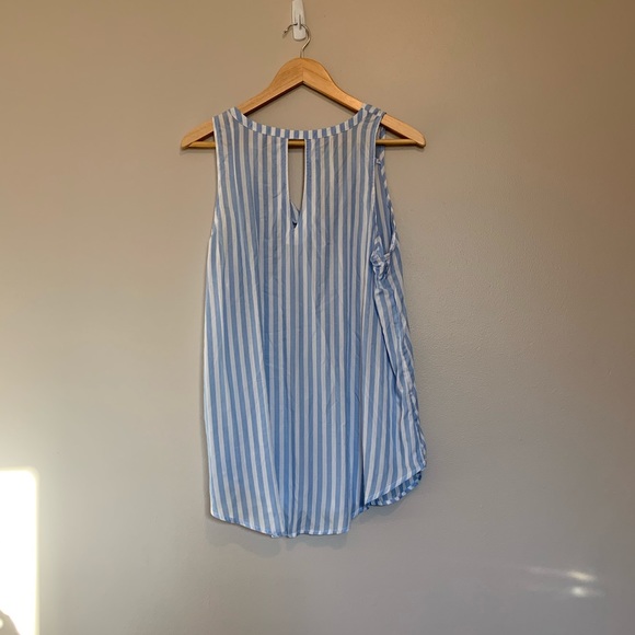 Light weight v-neck blouse - Picture 2 of 4